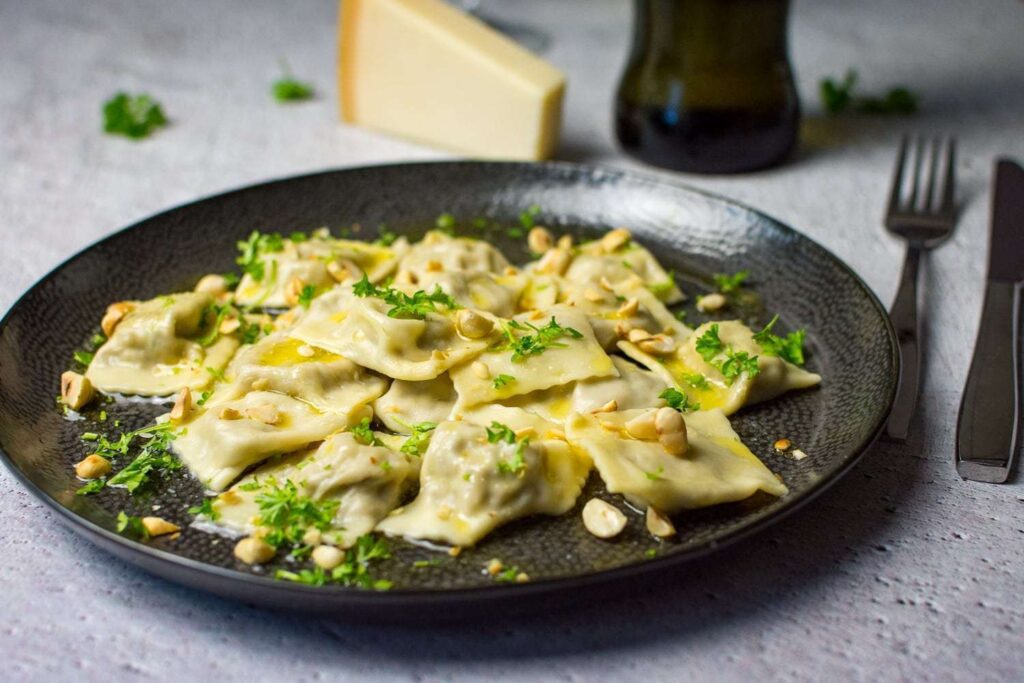 Ravioli, γεμιστά με μανιτάρια porcini σε σάλτσα τρούφας