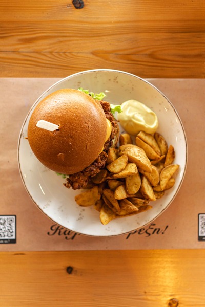 Burger με Μπούτι Κοτόπουλο Πανέ